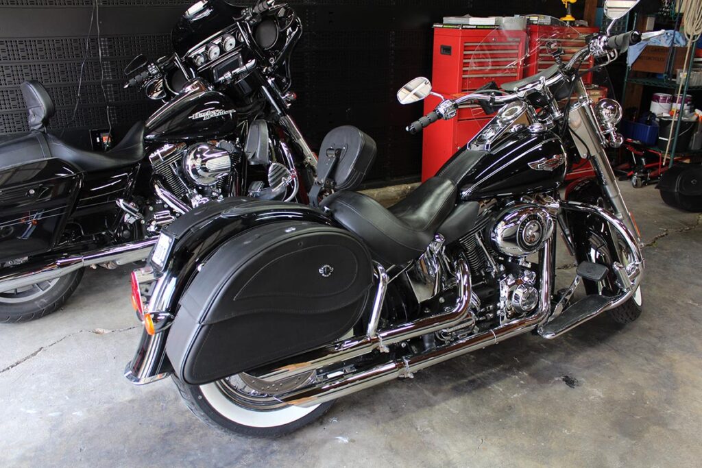 Hard saddlebags for softail deluxe sale